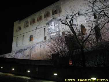 Uno dei lati del castello fotografato dal camminamento laterale (foto: dicembre 2007)