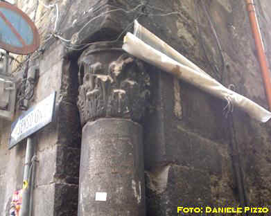 Colonna romana in vico Figurari (foto: Daniele Pizzo, novembre 2005)