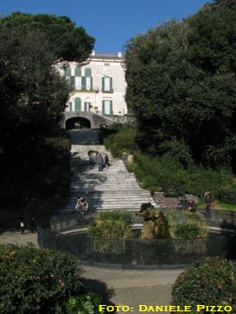 La fontana, lo scalone e la palazzina neoclassica della Floridiana (dicembre 2007)