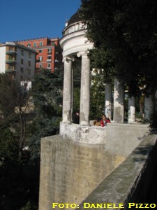 Tempietto circolare in stile neoclassico, sul belvedere della Floridiana (dicembre 2007)