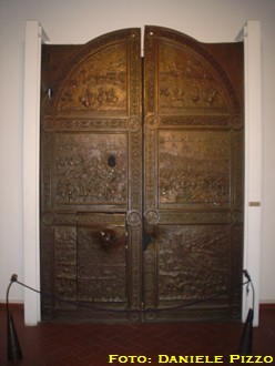 Antico portale del Maschio Angioino, segnato dalle palle di cannone  (maggio 2007)