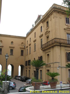 Palazzo Donn'Anna - Particolare del cortile interno (foto: Gennaio 2009)