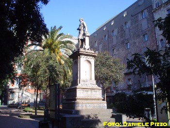 PiazzaBellini3.jpg (41057 byte)