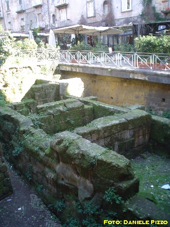 PiazzaBellini4.jpg (73328 byte)