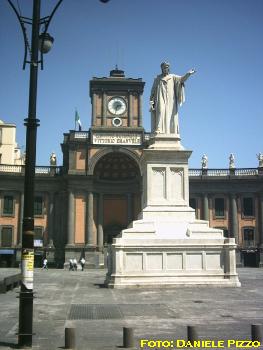 PiazzaDante1.JPG (17980 byte)