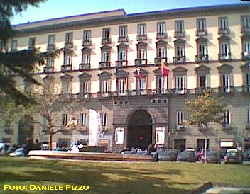 PiazzaMunicipio1.jpg (28626 byte)