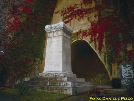 Il monumento funebre di Giacomo Leopardi (foto: Novembre 2006)