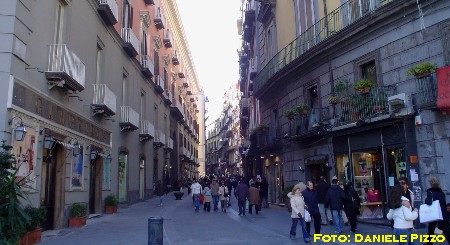 L'imbocco di via Chiaia da piazza Trieste e Trento (Foto 2005)