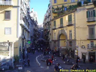 Tratto terminale di via Chiaia, fotografato da Palazzo Cellammare (foto: Daniele Pizzo, Gennaio 2009)