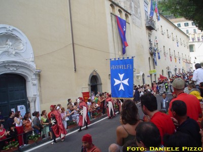 Un'immagine di un momento della sfilata storica in costume che accompagna la Regata delle Antiche Repubbliche Marinare (foto: Daniele Pizzo, 2005)