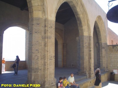 Elementi architettonici di epoca medievale sulla sommit di Castel dell'Ovo