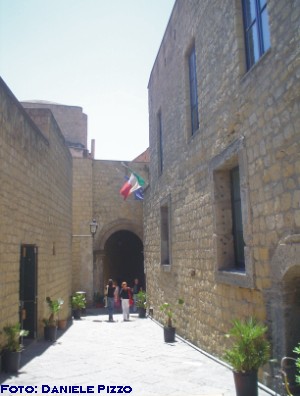 Il camminamento laterale di Castel dell'Ovo