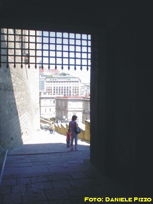 Il camminamento laterale di Castel dell'Ovo