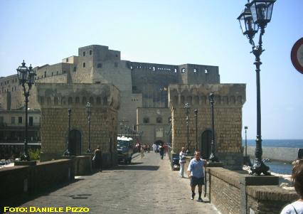 Il pontile di accesso all'isolotto del Castel dell'Ovo