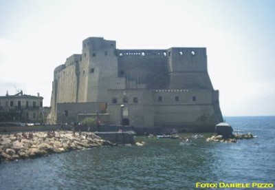 La mole del castello fotografata dal lungomare di via Partenope