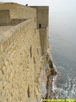 Una parete a picco sul mare, sul versante occidentale del Castel dell'Ovo