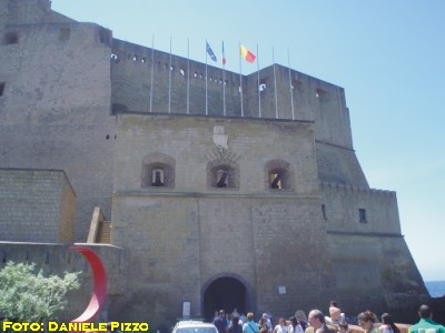 Il portale d'ingresso di Castel dell'Ovo, con i cannoni di guardia