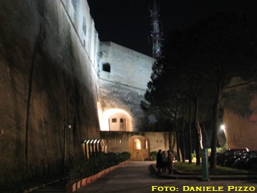 Piazzale d'ingresso di Castel Sant'Elmo (dicembre 2007)