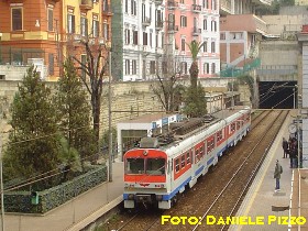 Stazione Vittorio Emanuele della Cumana (foto: Daniele Pizzo, marzo 2004)