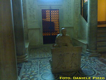 Cripta del Duomo - Statua del cardinale Carafa raccolto in preghiera (foto: febbraio 2009)