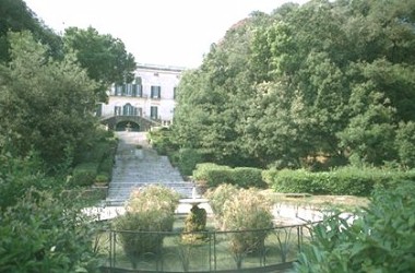La fontana, lo scalone e la palazzina neoclassica della Floridiana (38716 byte)
