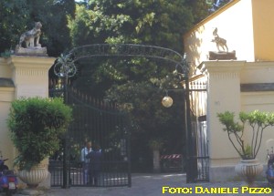 L'ingresso della Villa Floridiana su via Cimarosa (maggio 2005)