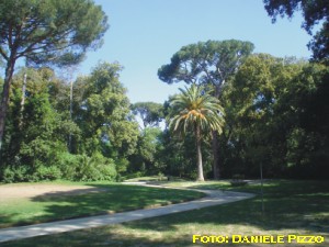 La fontana, lo scalone e la palazzina neoclassica della Floridiana (38716 byte)