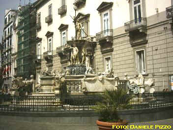 FontanaNettuno.JPG (43253 byte)