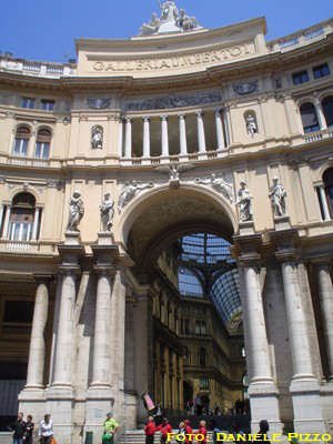 Galleria Umberto I di Napoli: ingresso monumentale (maggio 2007)
