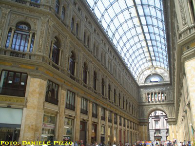 Galleria Umberto I di Napoli: il braccio di via Toledo (maggio 2007)