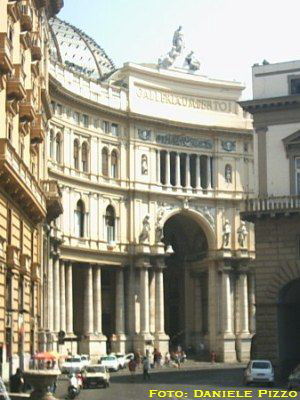 Galleria Umberto I di Napoli: ingresso monumentale (aprile 2004)