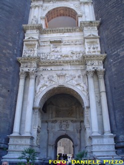 Arco di Trionfo di Alfonso d'Aragona (maggio 2007)
