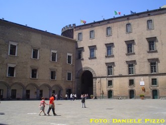 Cortile del Castel Nuovo - Lato ingresso (maggio 2007)