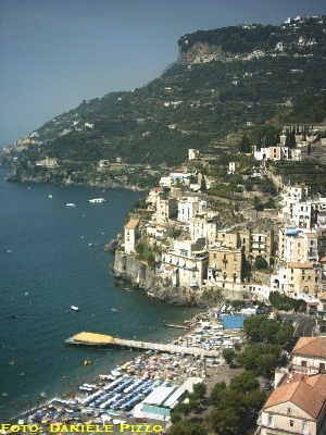 Minori: la spiaggia e il lungomare fotografati dalla collina a picco sul mare (foto: Daniele Pizzo, 2003)