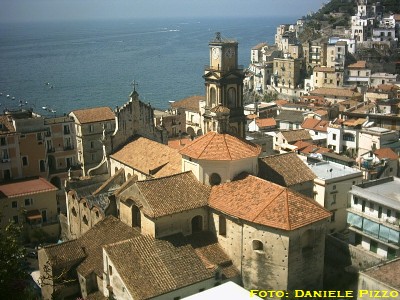 Minori: vista dall'alto, con la cattedrale in primo piano (foto: Daniele Pizzo, 2003)