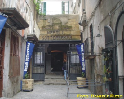 L'accesso a Napoli Sotterranea (foto: Daniele Pizzo, novembre 2005)