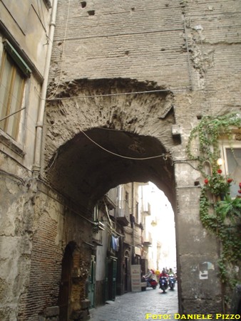 Tracce dell'antico teatro romano in via dell'Anticaglia (foto: Daniele Pizzo, novembre 2005)