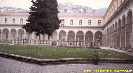 Il chiostro della Certosa di Padula (foto: Candida Martone, 1991)