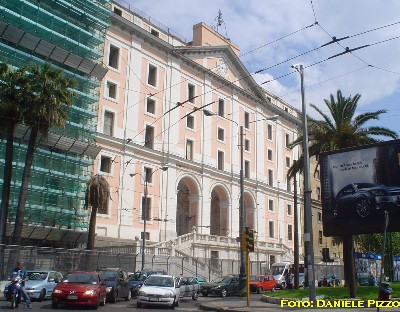 Facciata principale di Palazzo Fuga (foto: giugno 2004)