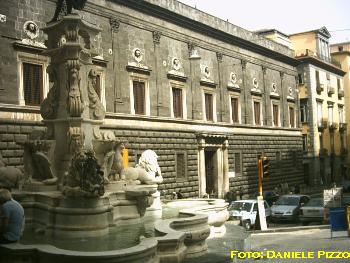 Palazzo Gravina e fontana di Carlo II, a via Monteoliveto