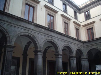Particolare del cortile interno di Palazzo Gravina (foto: Daniele Pizzo, 2007)
