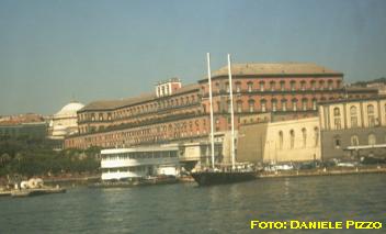 Palazzo Reale fotografato dal porto di Napoli