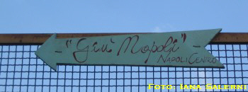 Indicazioni segnaletiche "made in Naples" alla salita del Petraio