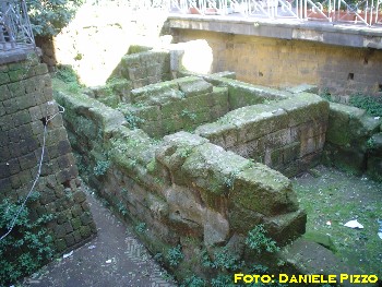 Mura greche a Piazza Bellini