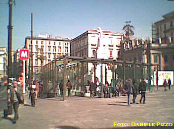 La piazza e gli accessi alla metropolitana [foto Daniele Pizzo - febbraio 2003]