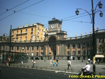 PiazzaDante3.JPG (21392 byte)