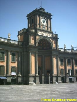 PiazzaDante4.JPG (16862 byte)