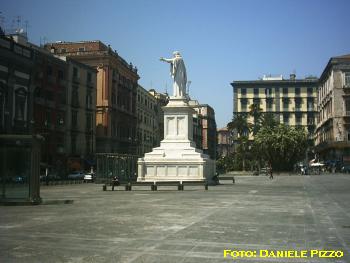 PiazzaDante7.JPG (16556 byte)