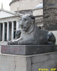 Uno dei leoni delle scalinate del colonnato (foto: Daniele Pizzo, 2007)