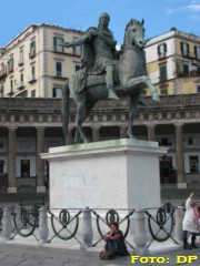 La statua equestre di Carlo III di Borbone, in piazza Plebiscito (foto: Daniele Pizzo, 2007)